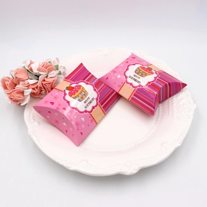 Caja de regalo rosa tipo almohada con texto Happy Birthday y diseño floral en plato