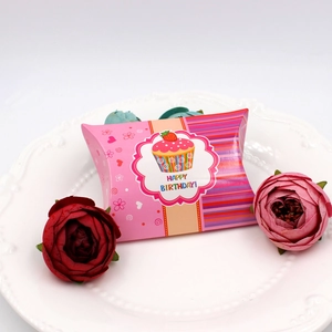 Caja de dulces de cumpleaños rosa en forma de almohada con motivo de cupcake