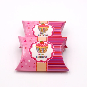 Cajas de regalo de cumpleaños rosas en forma de almohada con ilustraciones de cupcakes