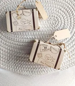 Dettaglio di mini scatole regalo a valigia vintage con stampa Bon Voyage e spago
