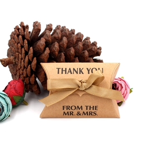 Dettaglio della scatola regalo di nozze in carta kraft con nastro di raso dorato