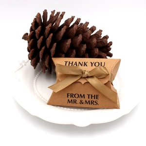 Scatola regalo per matrimonio in carta kraft con testo Mr & Mrs e nastro d'oro