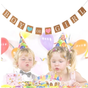 Enfants fêtant une Baby Shower avec bannière Boy or Girl pour révéler le sexe du bébé