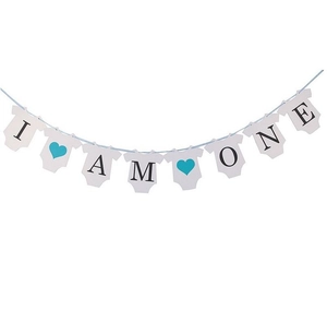 Dettaglio dello striscione primo compleanno con testo I AM ONE e sagome di body