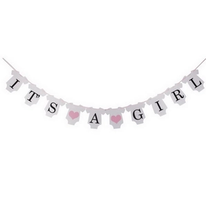 Dettaglio dello striscione It's A Girl per baby shower con body bianchi e nastro rosa
