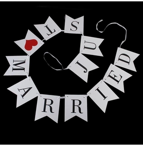 Détail de la guirlande blanche JUST MARRIED avec lettres noires et cœur rouge