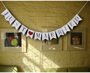 Détail de la banderole Just Married avec lettres noires sur cartes blanches pour mariage