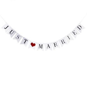 Banderole Just Married blanche avec cœur rouge pour décoration de fête de mariage