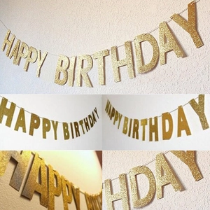 Detail der glitzernden goldenen Happy Birthday Girlande mit funkelnder Textur