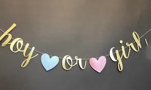 Détail d'une banderole Boy or Girl à paillettes dorées avec cœurs roses et bleus pour fête
