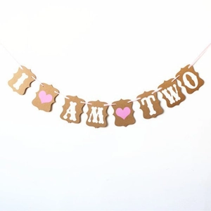 Détail de la banderole vintage en papier kraft avec texte I AM TWO et motifs cœurs roses