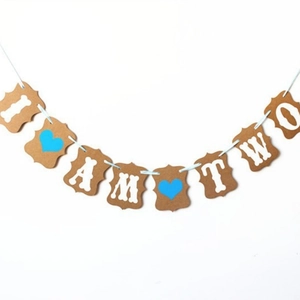 Détail de la bannière I AM TWO en papier kraft avec cœur bleu pour 2e anniversaire