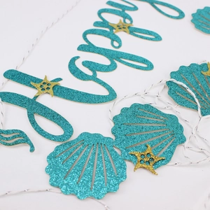 Banderole Happy Birthday sirène à paillettes avec des coquillages et étoiles de mer