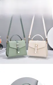 Détail de sacs bandoulière vert sauge et blanc crème avec détails dorés et poignées