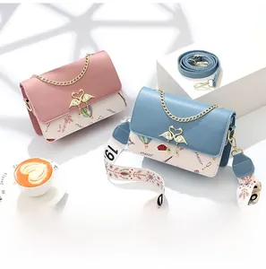 Détail de sacs bandoulière de style français avec fermoir cœur-cygne et deux bandoulières