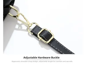 Détail de la bandoulière réglable en cuir noir avec ferrures dorées et surpiqûres blanches