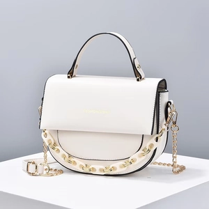 Sac bandoulière demi-lune blanc crème minimaliste avec chaîne dorée et poignée haute