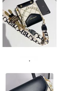 Détail du sac beige avec poignée en perles et accessoire de charme lapin mignon
