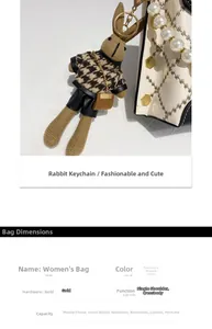 Détail du mini sac bandoulière avec breloque lapin, bandoulière perle et damier