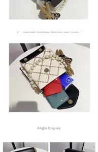 Détail du mini sac matelassé avec poignée perle et lapin tricoté montrant la capacité