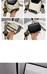 Détail d'un mini sac bandoulière avec chaîne en perles et breloque lapin pied-de-poule