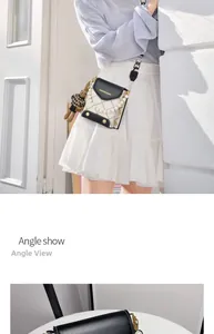 Détails du sac bandoulière avec texture matelassée, chaîne perlée et charm lapin