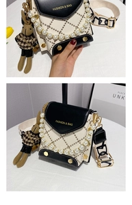 Détail du mini sac matelassé avec chaîne en perles, bandoulière large et lapin