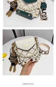 Détail du petit sac bandoulière avec surpiqûres, poignée perle et breloque lapin