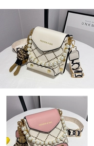 Détail du mini sac bandoulière matelassé avec chaîne en perles et breloque lapin