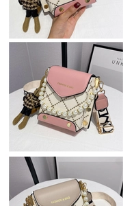 Détail du mini sac bandoulière rose et crème avec surpiqûres losanges et poignée perle