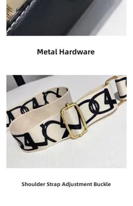 Détail du sac en cuir noir avec ferrures dorées et bandoulière tissée réglable