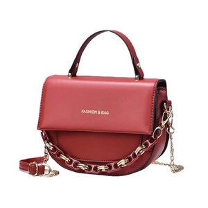 Sac bandoulière rouge en forme de lune avec chaîne dorée et lettrage Fashion & Bag