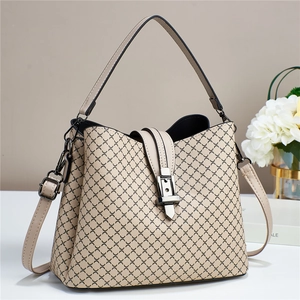 Beige Beuteltasche mit schwarzem Rautenmuster und silberner Metallschnalle im Detail