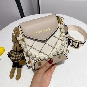 Mini sac bandoulière avec poignée en perles et charm lapin en similicuir beige et marron