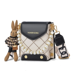 Mini sac matelassé avec poignée en perles, bandoulière large et charme lapin