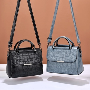 Sac à main élégant motif crocodile en noir et bleu avec finitions métalliques