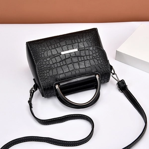 Sac à main élégant noir à motif crocodile avec poignée et bandoulière amovible