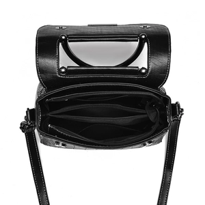 Sac bandoulière noir motif crocodile montrant les compartiments et la poignée métal