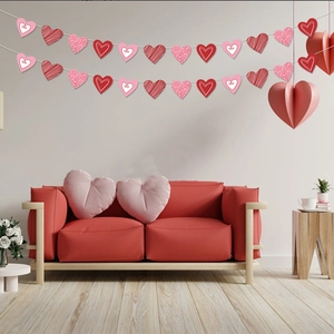 Romantisches Valentinstag Herz-Banner Set mit 3D Papierdeko über rotem Sofa