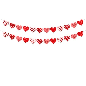 Detail von rot-weißen Herz-Banner mit Streifen und Punkten für Valentinstag Dekoration