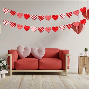 Valentinstag Herzbanner aus Kraftpapier über einem roten Sofa in gemütlicher Umgebung
