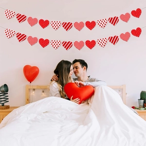 Romantische Innenszene mit herzförmigen rot-weißen Bannern für Valentinstagsdekoration.