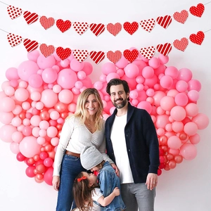Rote und weiße Herz-Girlande aus Papier für Valentinstag-Party und Hochzeitsdekoration