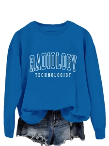 Λεπτομέρεια της στάμπας Radiology Technologist σε ένα μπλε φούτερ με στρογγυλή λαιμόκοψη