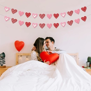 Herz-Girlande zum Valentinstag mit roten und rosa Papierherzen für romantische Deko-Events