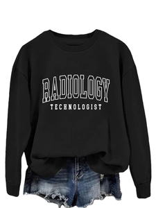 Λεπτομέρεια του λευκού τυπώματος Radiology Technologist σε μαύρη μπλούζα φούτερ