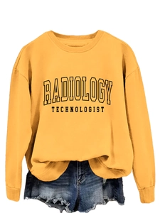 Λεπτομέρεια με γράμματα Radiology Technologist σε κίτρινη μακρυμάνικη μπλούζα