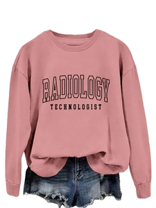Λεπτομέρεια φούτερ Radiology Technologist σε σκονισμένο ροζ με τζιν σορτς