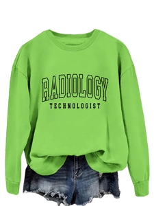 Λεπτομέρεια από φωσφοριζέ πράσινο φούτερ Radiology Technologist και τζιν σορτσάκι