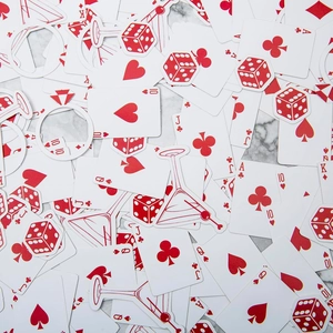 Confettis de fête thème casino avec dés et verres à martini pour décor de soirée